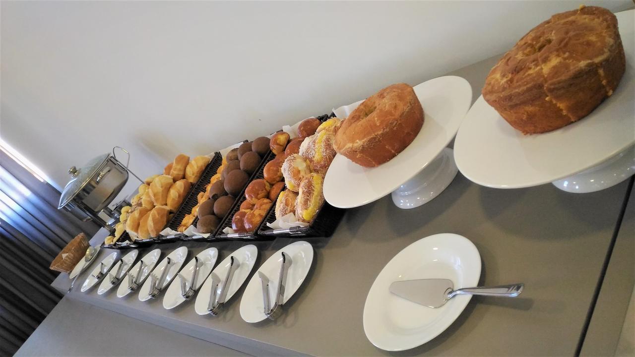 Hotel H2 Congonhas 외부 사진 A selection of bread and pastries